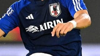 バルサDFが日本代表のトレーニングウエアを着用!? スタジアム入りのファッションに選ばれる 