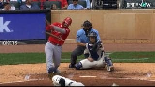 バットを折りながらヒットを放ったムスタカス、グリップだけ持って一塁へ激走！の一幕