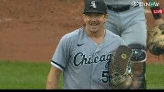 おれ、うまくない？とニコニコ笑顔 揺れて落ちる“ナックルライナー”を捕った投手がめちゃくちゃうれしそう