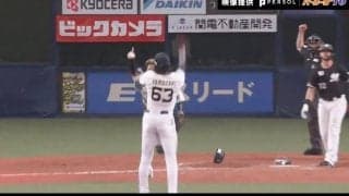 オリックス優勝時の大ハプニング！ “球界No.1イケメン”山﨑颯一郎の大谷翔平レベルの豪快すぎる「グラブ投げ」が話題に　あの守備職人が見事にキャッチ