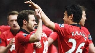 「ヤバイ」「泣ける」マンチェスター・ユナイテッドでプレーした2人がJリーグで再会！ 笑顔で握手＆肩組ショットにファン感動