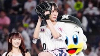 人気アイドルがミニスカなびく”豪快ピッチ”　ペコリお辞儀の可憐な笑顔にファン喝采