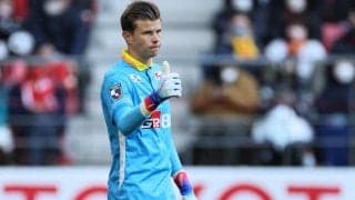 野球ボールが小さく見える？193㎝のGKランゲラックが始球式に挑戦！ノーバン投球成功もピッチングは「見ていたより難しかった」