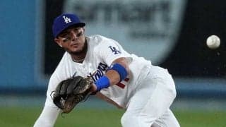 【MLB】インタビュー受けながらゴロを処理　「ちょっと失礼します」まさかの珍守備に大爆笑