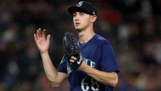 思わぬ“攻撃”を受けマウンドで呆然…　スタンド騒然の一投は「出禁間違いなし」