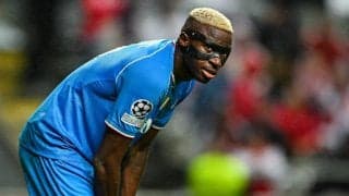 クラブにバカにされたオシムヘン、怒りはチームメイトにも？ホテル前で完全に無視