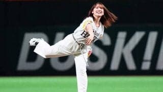 声優・内田真礼さんが“照れ笑い”のコロコロ始球式　自ら「打撃一閃Tシャツ買いました」
