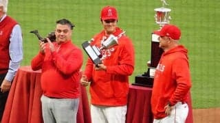 【MLB】大谷翔平、球団MVPを3年連続受賞　左手でトロフィー掲げ笑顔…登場に場内大歓声