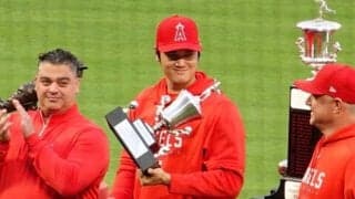 【MLB】笑顔の大谷翔平、左腕で喜び「かばっている」　右腕には大きなギプス…実況注目