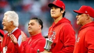 【MLB】大谷翔平、日本人初のHR王を手中に　13日ぶり合流で球団MVP受賞、同僚らと談笑も