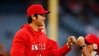 【MLB】大谷翔平、今季最終戦で2戦連続ベンチ入り　右肘ギプス固定も同僚と談笑、ファン喝采