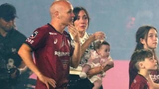 「超アツアツ」「彼女になりたい」UAEで出場機会を得たイニエスタ、充実伝わる妻とのお姫様抱っこも話題「世界で最も美しいカップル」