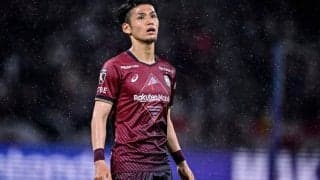 「シンプルな服装めちゃくちゃどタイプ」神戸のイケメンMFの「プライベートオフショット」が服装も含めて大絶賛！ 白いTシャツを着た緑の中のリラックス姿