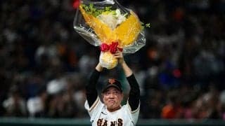 原監督、選手のサプライズに涙「予想もしてなかった」　囲み取材で絶句「一言では…」