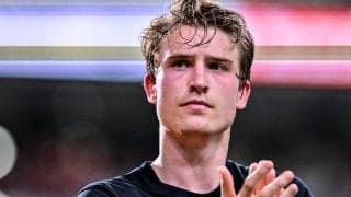 「初めてとは思えないポージング」J1浦和の3選手が「イケメン過ぎるロングコート姿」を披露！ そのモデル姿に「王子様」「モデル界に見つかる」の声