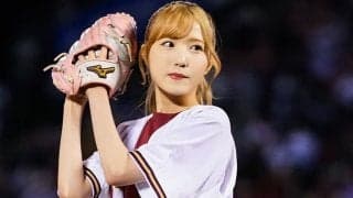 おなかぱっくり大胆衣装「なんと美しい」　ひらり“チラ見え投球”が「ドストライク」