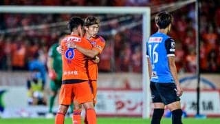 「カオス空間すぎるwwww」J1新潟の劇的勝利後の舞台裏映像にファン興奮！「パリピな勝利の宴」「ワチャワチャ部室感」などの声が広がる