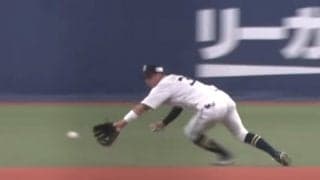 “グラブごとぶん投げ”でアウト奪取「そんなのありかい」　敵ファン唖然の異次元美技