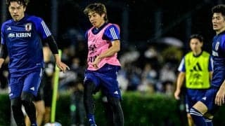 「若返りすぎ」伊東純也が見せた“黒髪での代表ウエア姿”が「逆年齢詐称」と話題に！ 代表チームメイトから「18歳」と言われた、金髪ではないフレッシュ姿