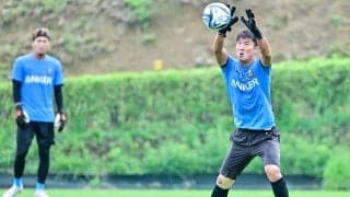 「カズレーザー？w」川崎フロンターレGKが「人気お笑い芸人」にコスプレ！両手の持ち物で「相方」の存在をアピール