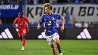 「完全に捻じってた」中村敬斗の体を引き倒し足首を踏みつける悪質タックルにスタジアム騒然　対応した古橋の同僚DFに「レッドだろ！」
