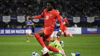 「大迫劇場！」日本代表・大迫敬介がPK献上の大ピンチから“神の残した右足”でスーパーストップ　自作自演の神セーブにファン大歓喜の瞬間