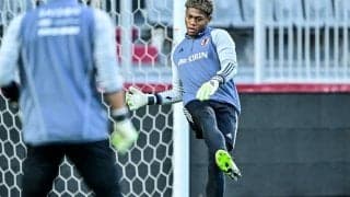 先発濃厚・鈴木彩艶が“2度目の日本代表デビュー戦”に膨らませるイメージ。カナダ戦の大迫敬介のあるプレーから得た学びを明かす…浦和のル杯準決勝も映像観戦