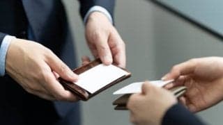 目上の人が来社した場合…　自分か相手、名刺はどちらから差し出すべき？【デキる大人のビジネスマナー】