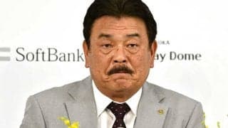 鷹・藤本監督が涙の会見「しんどかった」　任期満了で更新せず…2年連続V逸で退任