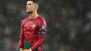 C・ロナウドがあわや負傷…ピッチ侵入の観客に足首踏まれ、痛みに顔をしかめる