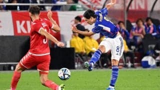 「強キャラ感凄い」「真顔が癖になる」南野拓実のシュートをキャッチ→カメラに抜かれた観客が話題に！本田圭佑まで反応「彼は…」