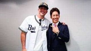 ヌートバーがCSファイナルを“電撃観戦”　オリユニ着用…吉田正尚と再会し満面笑み