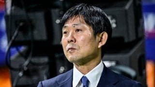 「監督の人柄が解るまなざし」日本代表・森保一監督が試合後に子ども達へサインボールをプレゼント！ 中腰で目線を合わせる姿に「絶対いい人なの伝わってくる」と絶賛の声