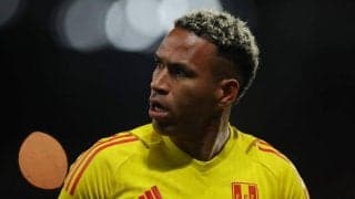 試合中のピッチ侵入に激怒、ペルー代表守護神が観客のスマホを奪い、ぶん投げる「彼らは本当のファンじゃない」