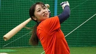 野球女子の豪快足上げが「カッコ可愛い」　強烈スイングは「スタントンみたい」