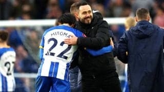 「本人より喜んでる」「可愛すぎ」三笘薫の契約延長にデ・ゼルビ監督が歓喜爆発！ 三笘より喜ぶ姿「私は幸せだよ」