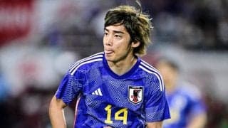 「なにこれ可愛い」「仲良い感じがいいなぁ」サッカー日本代表・伊東純也のインタビュー中に南野拓実が「背後からひょっこり登場」！ ほっこりする「肩組み2ショット」に歓喜の声続々