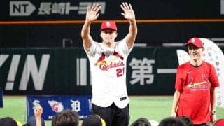 頭を抱えて「何のポーズ？」　野球教室で“らしさ”全開のヌートバー…尖った口も「かわいい～」