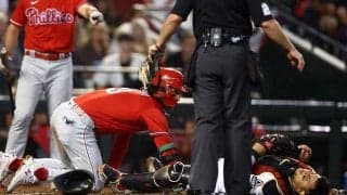 衝撃クラッシュで捕手は意識飛ぶ…　“体当たり”突入に物議「卑劣なプレーだ」