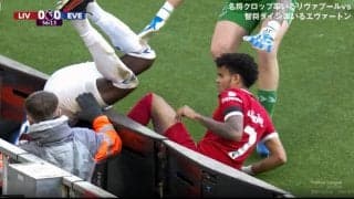 「危ない！」看板越えて大転倒→頭から“溝”に落ちる衝撃シーンにスタジアム騒然…「痛そう」「大丈夫か」とファンも心配