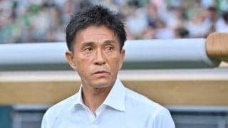 「海老反りガッツポーズ」「これぞ城福さん」東京ヴェルディの劇的逆転勝利で指揮官の「全力のガッツポーズ」が話題！ 小さく喜ぶ警備員やボールパーソンの姿も