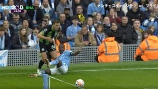 これは泣く…！引き倒してぶん回し脛を踏みつける殺人級格闘タックル炸裂で選手悶絶！激痛に耐え泣きながらプレーするマンC・ドクに同情の声