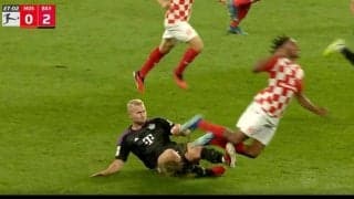 一発退場レベル！“殺人スライディング”が炸裂する瞬間　絶対王者バイエルンの“守備の要”デ・リフトのカード覚悟の捨て身タックルにスタジアム震撼