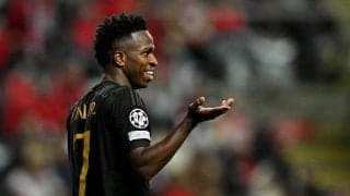 心優しいレアルFWヴィニシウスが試合前に困惑!? エスコートキッズにサインを求められるが、まさかの事態…しかも相手GKの息子と判明