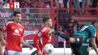 「格闘技かよ！」スタジアム騒然… “後ろ回し蹴り”が顔面にガッツリ直撃でKO スパイクの裏が顎にクリーンヒットして崩れ落ちる危険シーン