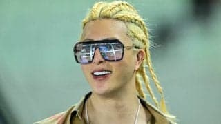 「ローランド様キラッキラしてた」大阪ダービーに“公認セレ男”ローランドがピンクユニ姿で先頭に立って入場！「最後に香川とローランドが握手ってのが良い」との声