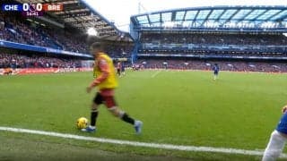 「アップ中にイエローって笑」ピッチ乱入で愚行を冒す決定的瞬間をカメラは見ていた！ブレントフォードFWが「無駄すぎて草」と話題