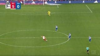 「年間最優秀ゴール級！」“50m超えのロングシュート弾”にスタジアム騒然　GKの隙をついた一撃！バイエルンの新エース・ケインが自陣からスーパーゴールを決める瞬間