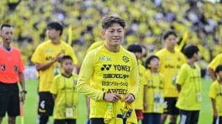 「なんだこの可愛い映像は…!!」J1柏MF戸嶋祥郎の愛息からの“微笑ましい”花束贈呈シーンに癒されるファン続出！「なりきりレイくん、可愛すぎる」「奥様も可愛い」の声