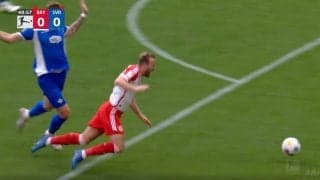 退場しすぎだろ！ブンデス初の“衝撃の珍事” 前半だけでまさかの“一発レッド退場者3人”を出した瞬間 ケインが背後からガッツリ削られて大転倒